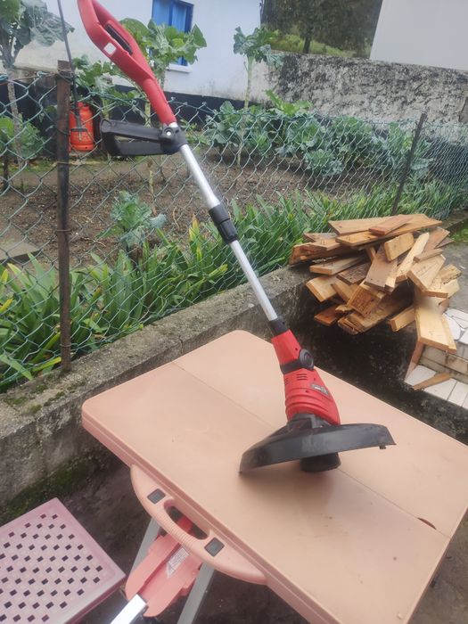 Máquina de cortar relva com fio elétrico