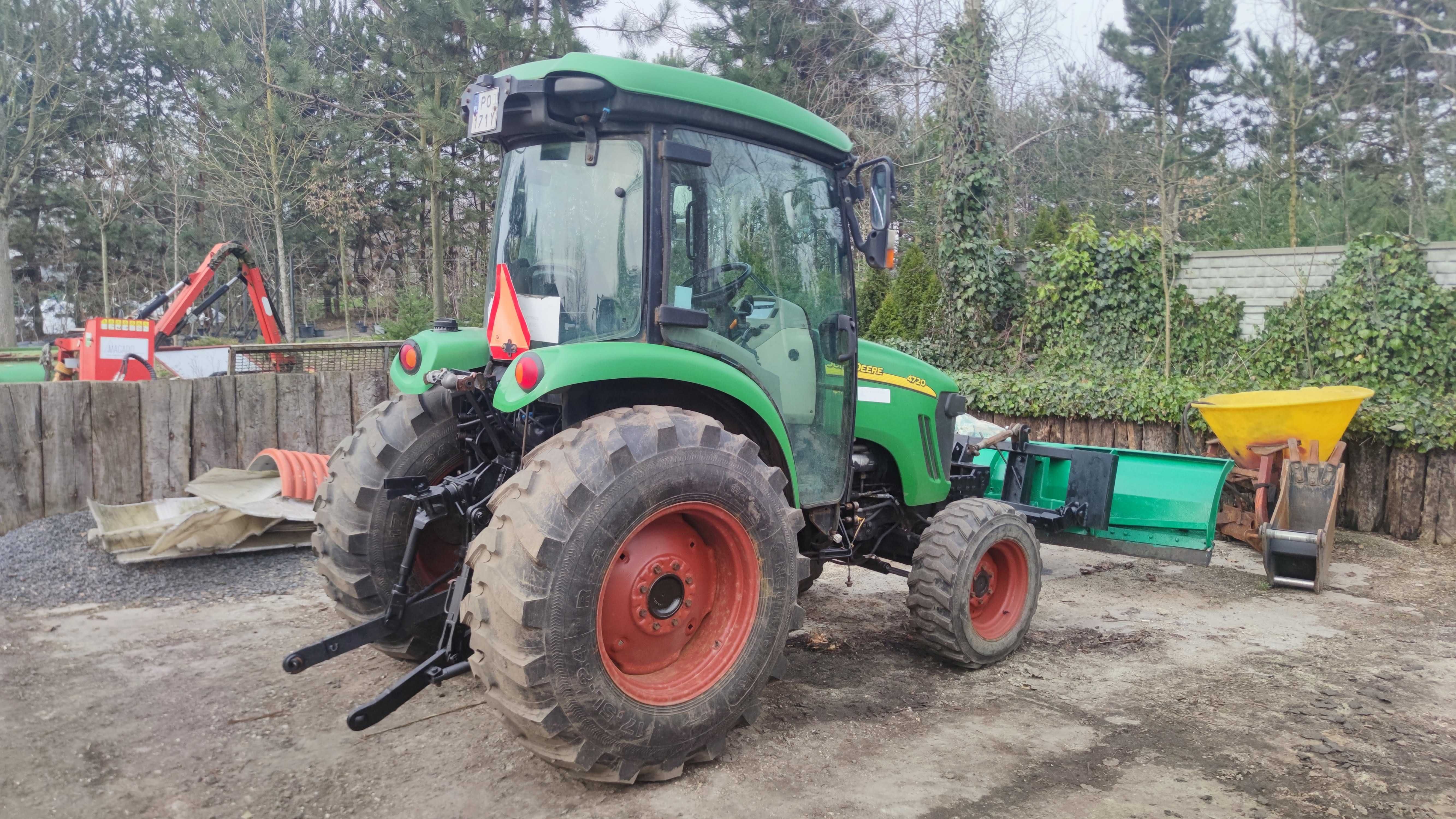 Ciągnik rolniczy traktor Johndeere 4720 z pługiem 2012 rok 49kW