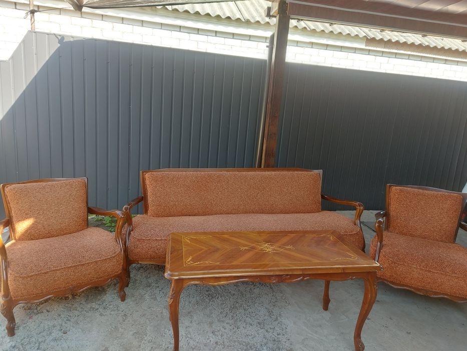 Продам мягкую мебель  с журнальным столом резной  работы.