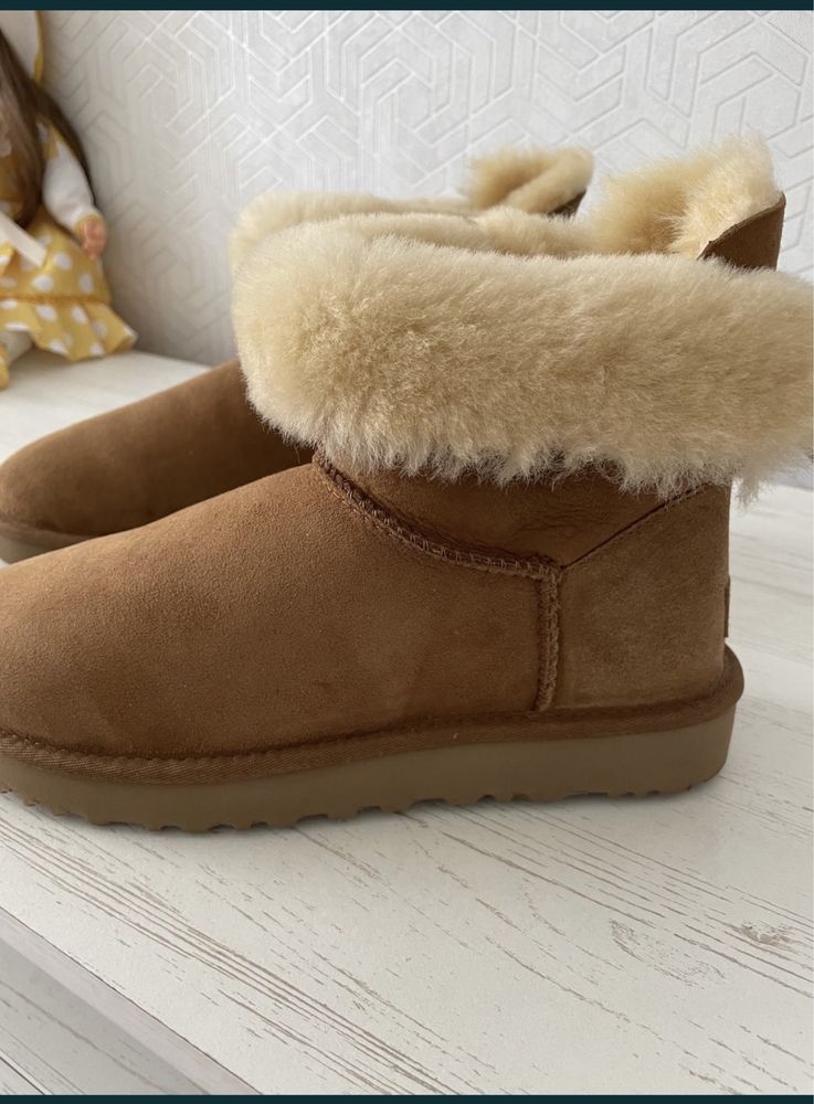 Продам женские зимние короткие сапоги UGG