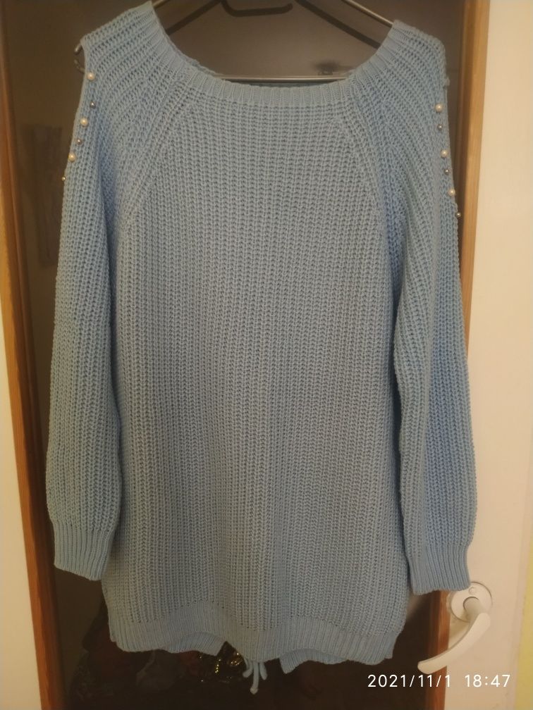 Błękitny sweter z perełkami