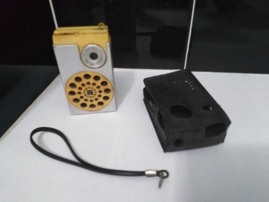 Radio portátil bolso Antigo/Vintage + bolsa original p/ coleccionador.