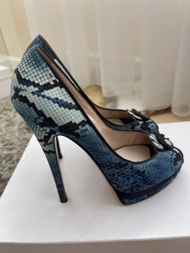 Продам туфли Casadei