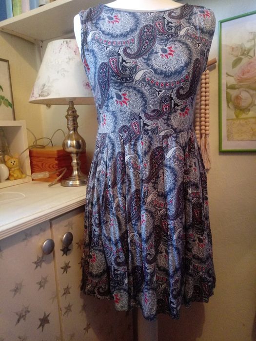 Sukienka w rozmiarze L; tenki