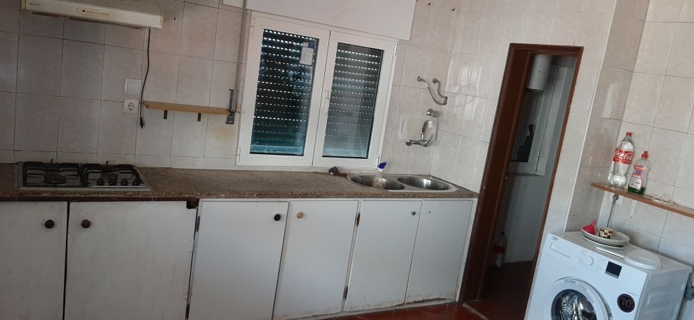 Apartamento T3 com alguma mobilia