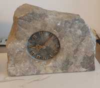 Zegar w naturalny kamieniu