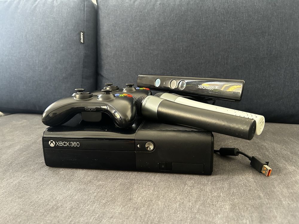 Xbox 360E 500GB + 2 pady + 15 gier + 2 mikrofony + kinect
