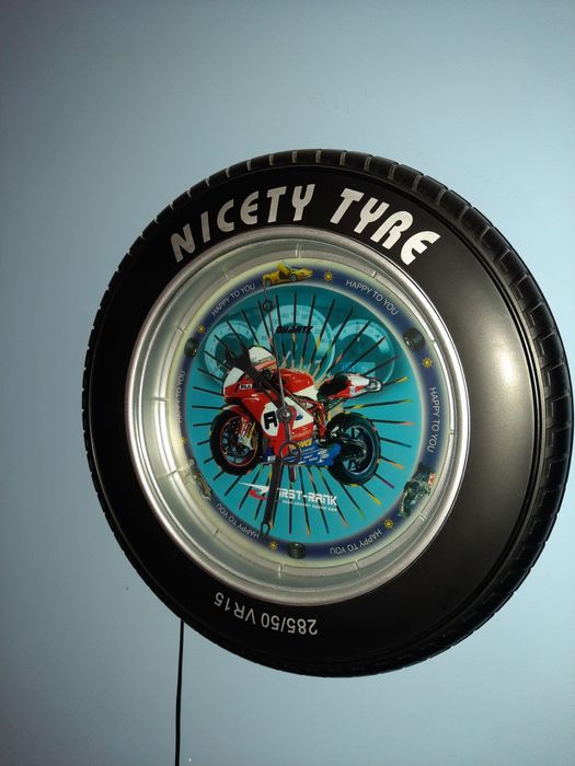 Zegar ścienny koło samochodowe dla chłopca podświetlane
