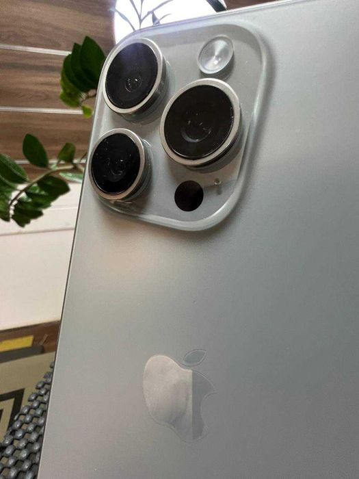 Iphone 15 Pro Max 256 Gb від магазину Apple Párk з гарантією 5 міс.