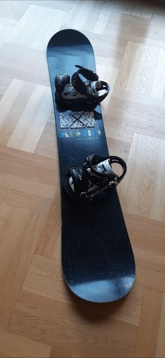 Deska snowboardowa Atomic Axum z wiązaniami