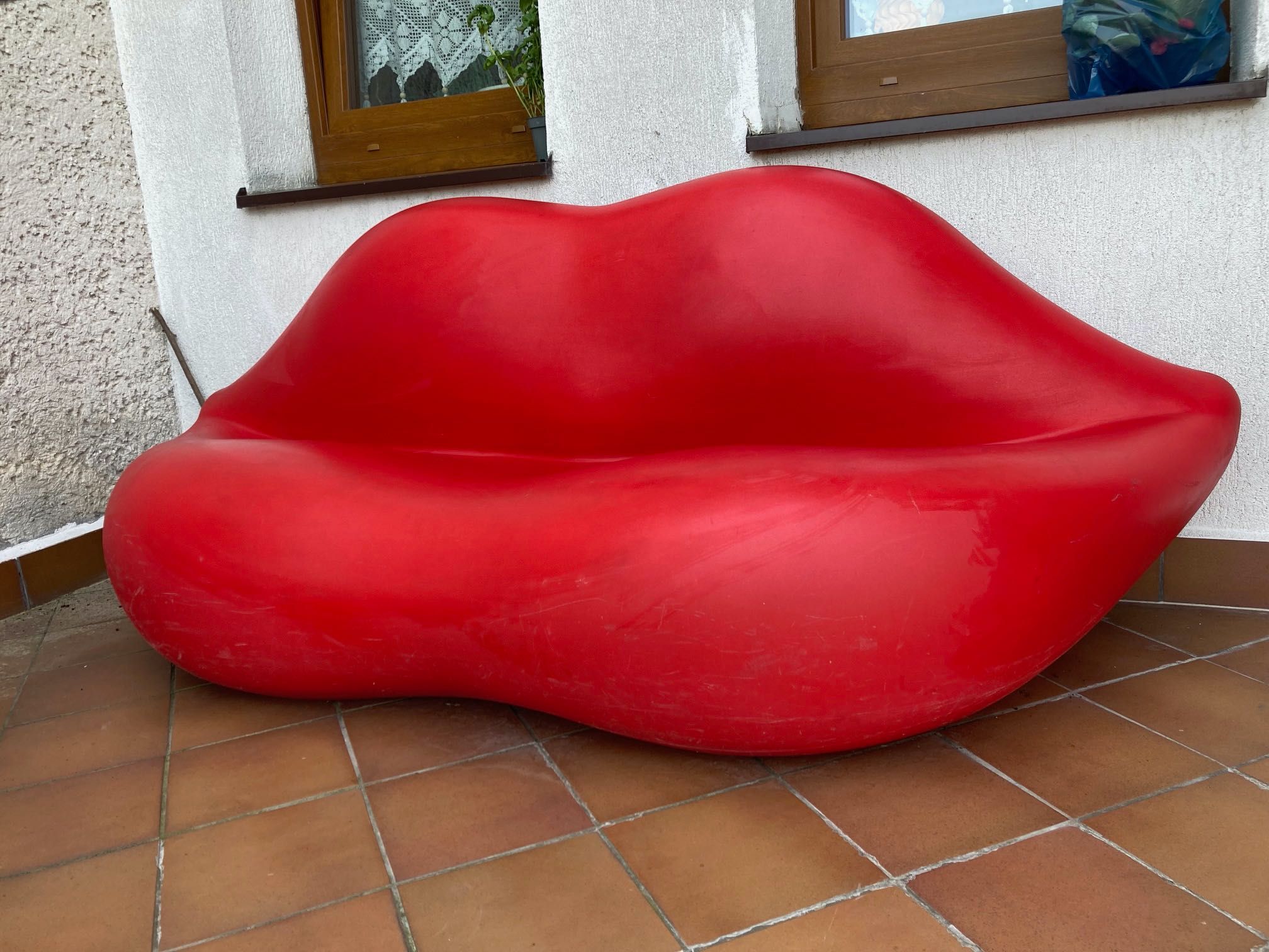 'Lip Sofa'  fotel 'Surreal Things' Victoria i Albert Muzeum w Londynie