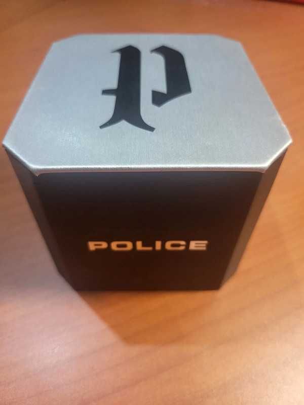 Caixa relógio POLICE. Cinzenta e preta. Nova