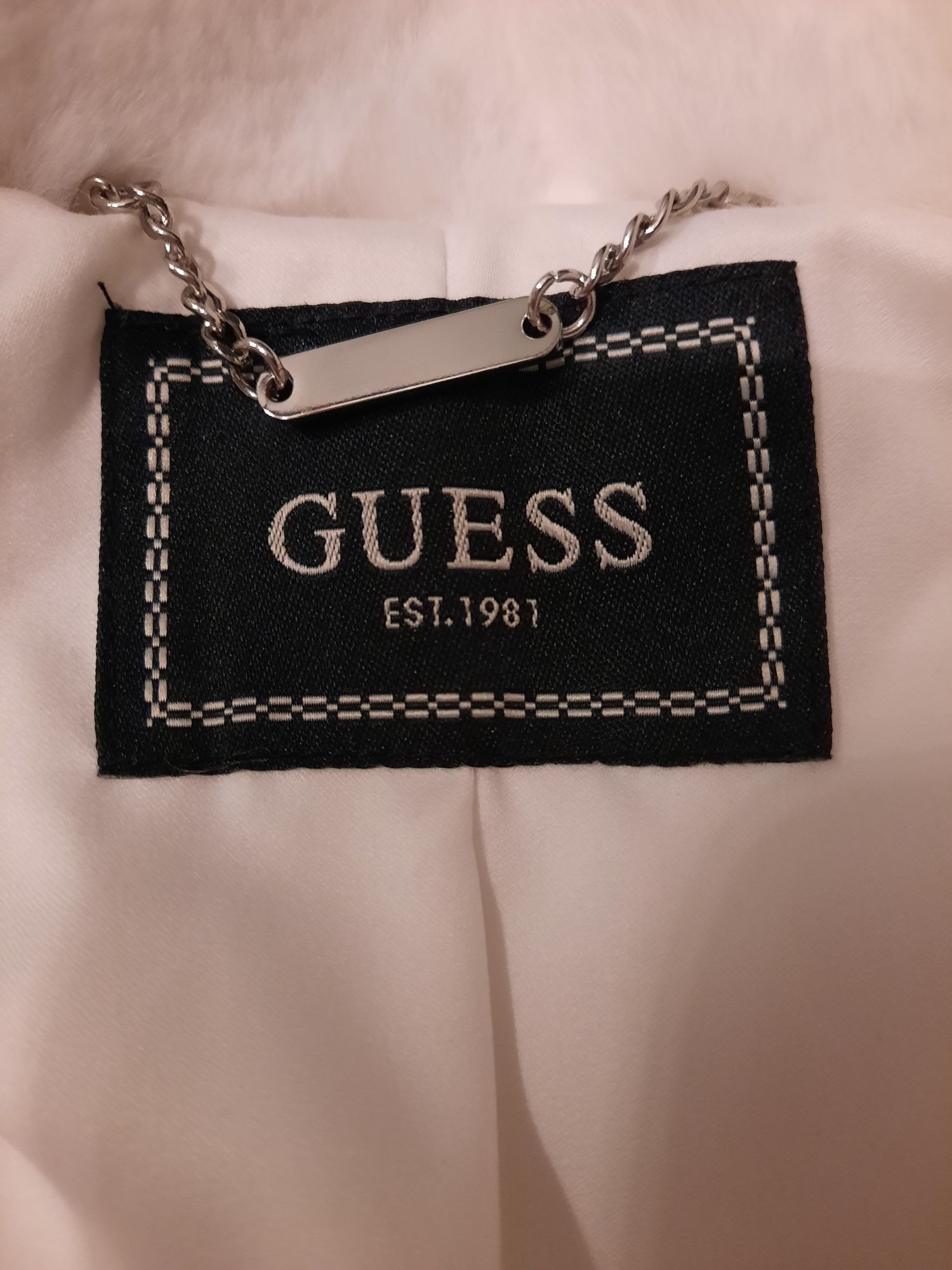 Białe futerko GUESS xs