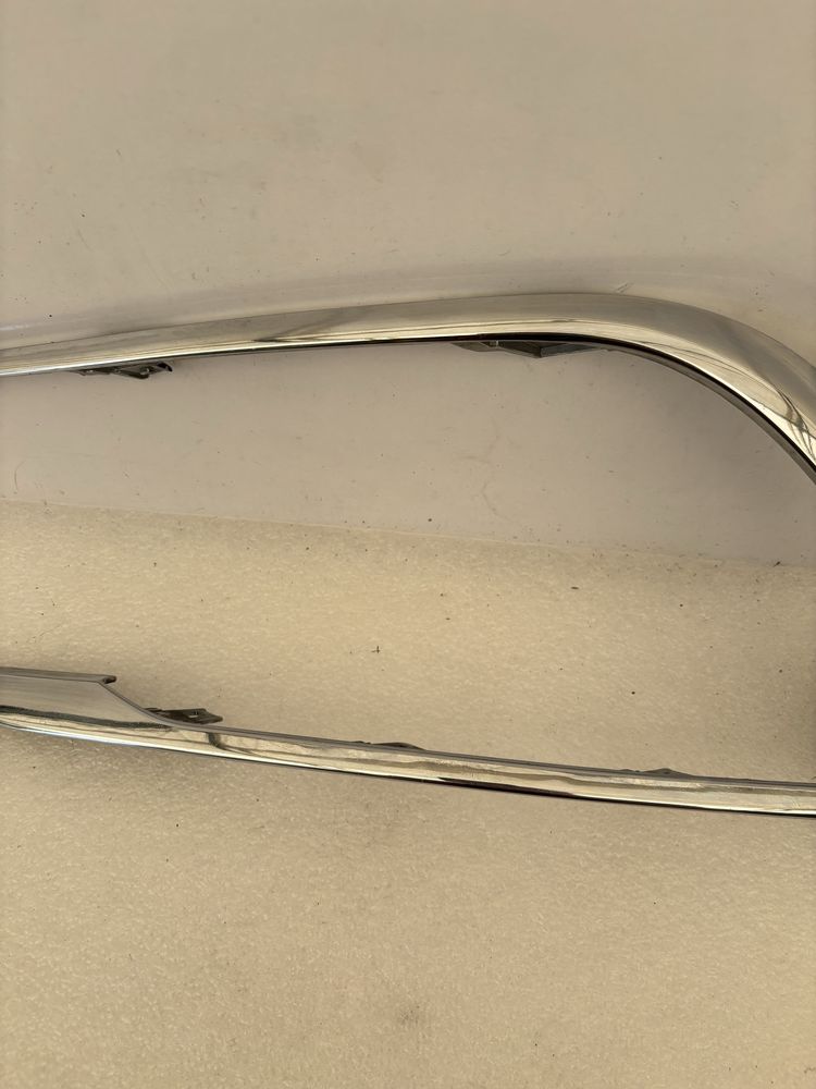 Toyota Auris II 2 lift 12-15 lewa kratka ramka zderzaka przód chrom
