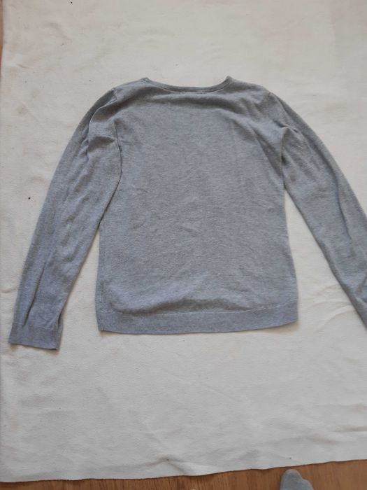 H&M Dzianinowy sweterek z cekinowym lisem szara cekiny r.134-140.