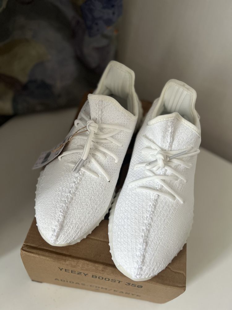 Базові чоловічі  кросівки білі adidas  yeezy boost 350 v2