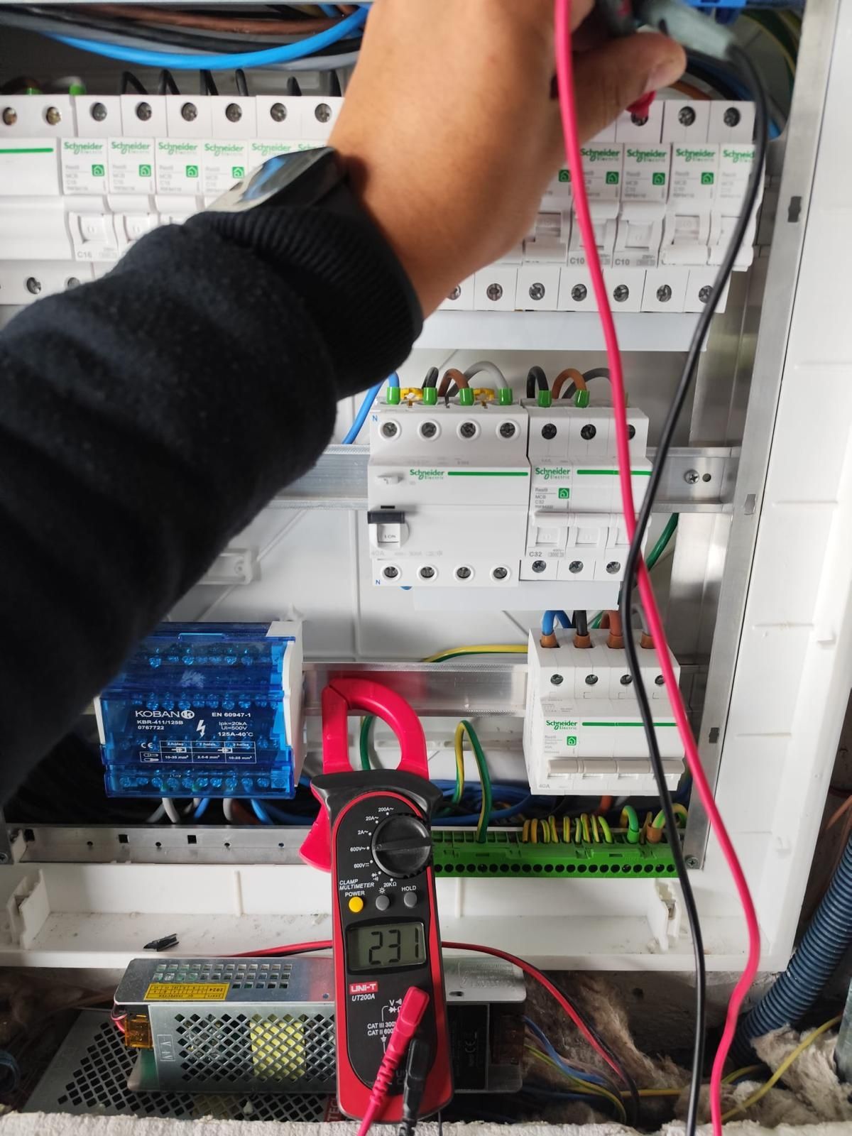 Eletricista Profissional - Serviços Elétricos em Geral.