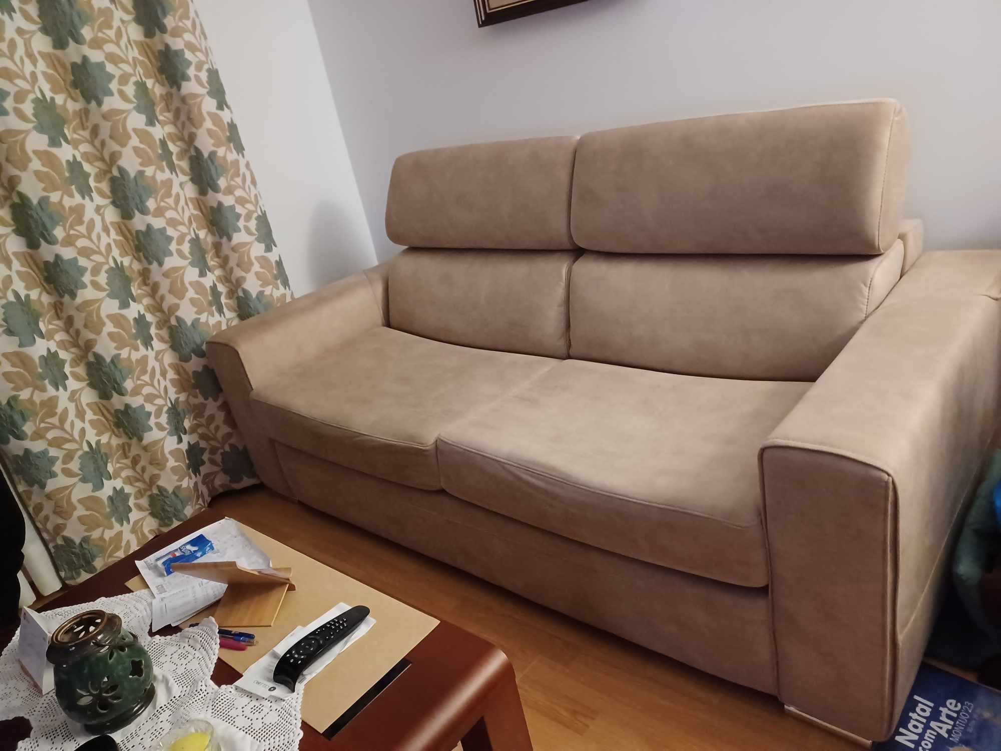 Sofá cama, cor bege como novo