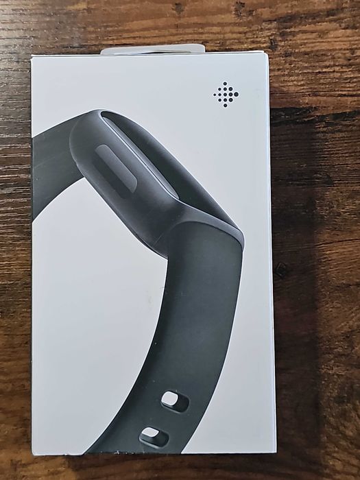 Fitbit Inspire 3; Tracker aktywności fitness wraz z 6-cio miesieczną