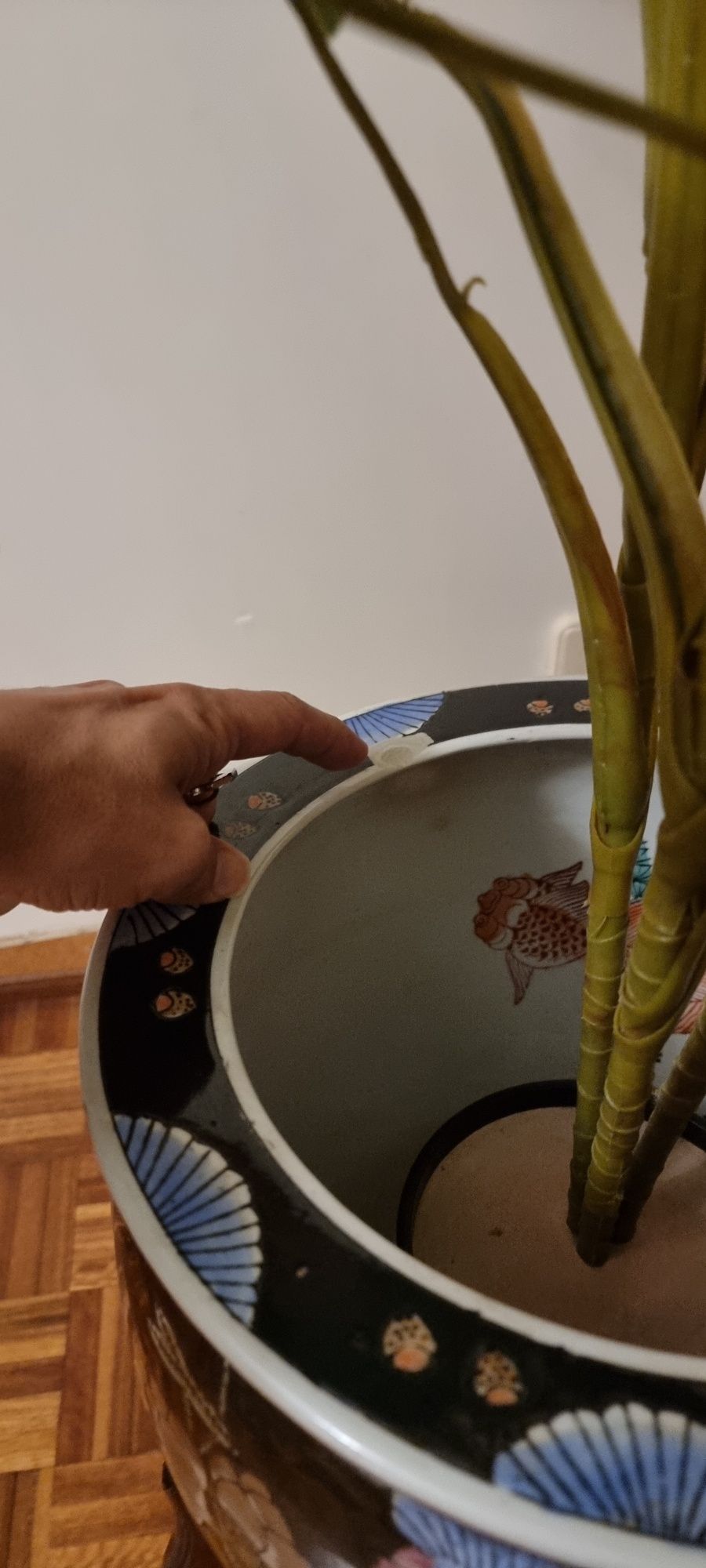 Vaso cerâmico com flor e base de madeira