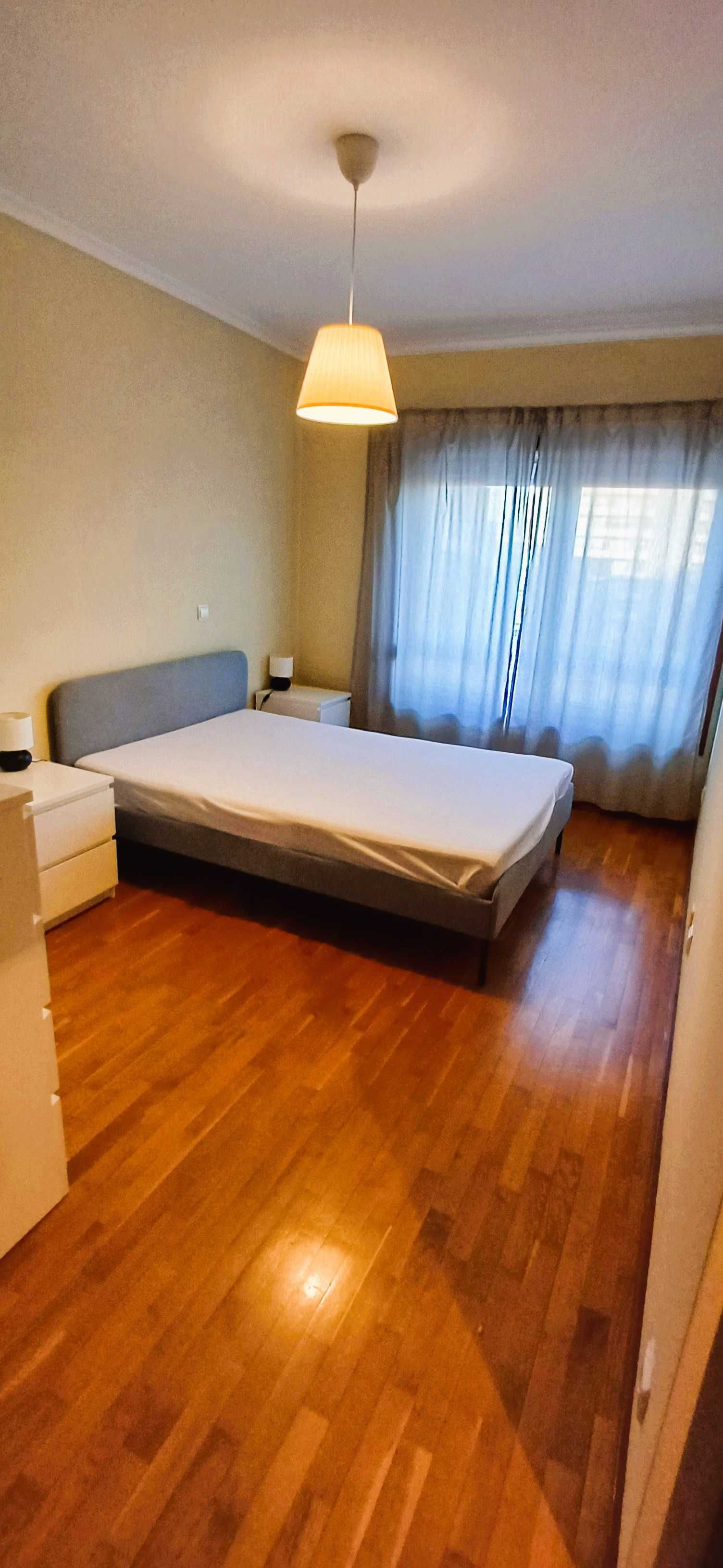 Excelente T2 c/ 90m2, mobilado e equipado. Varanda com vistas amplas!