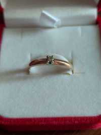 Золотий перстень з діамантом