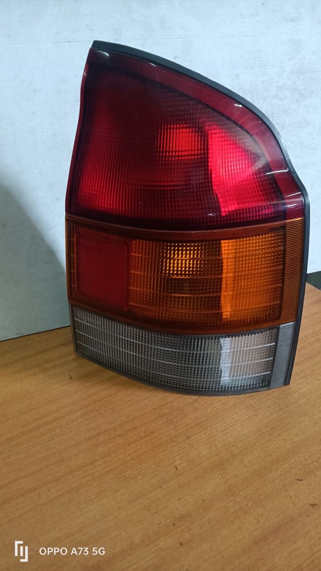 Farolim Mazda 323 de 3 portas direito