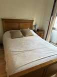 Cama casal com colchão, mesinha de cabeceira e cómoda