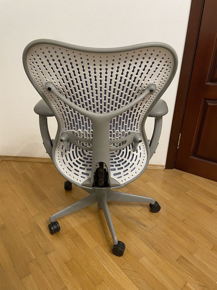 крісло Herman Miller Aeron mirra