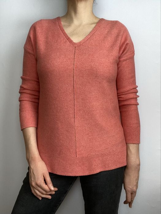 Ażurowy sweter damski z dekoltem w serek koralowy różowy Promod M 38