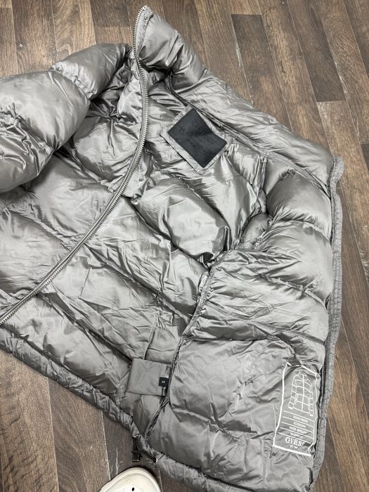 Стильна тепла курточка Guess кольору сірий  металік