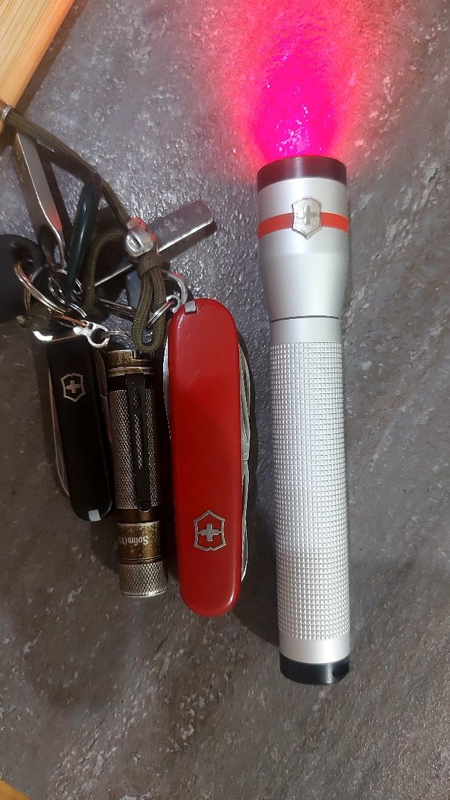 фонарик Victorinox Swiss Army Aluminum Grip AA, червоне світло.


Clic