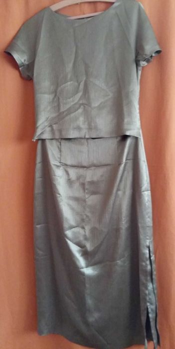 Sukienka wizytowa w kolorze starego złota.