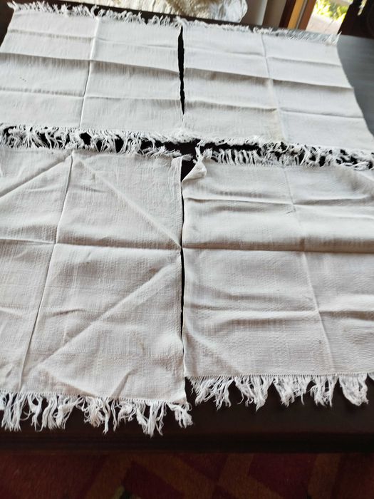 Quatro guardanapos e uma toalha em tecido alinhado