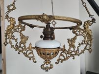 Żyrandol mosiężny z lampą naftową.