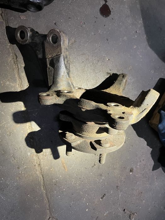 Поворотний кулак правий передній Toyota Rav 4 2013 рік