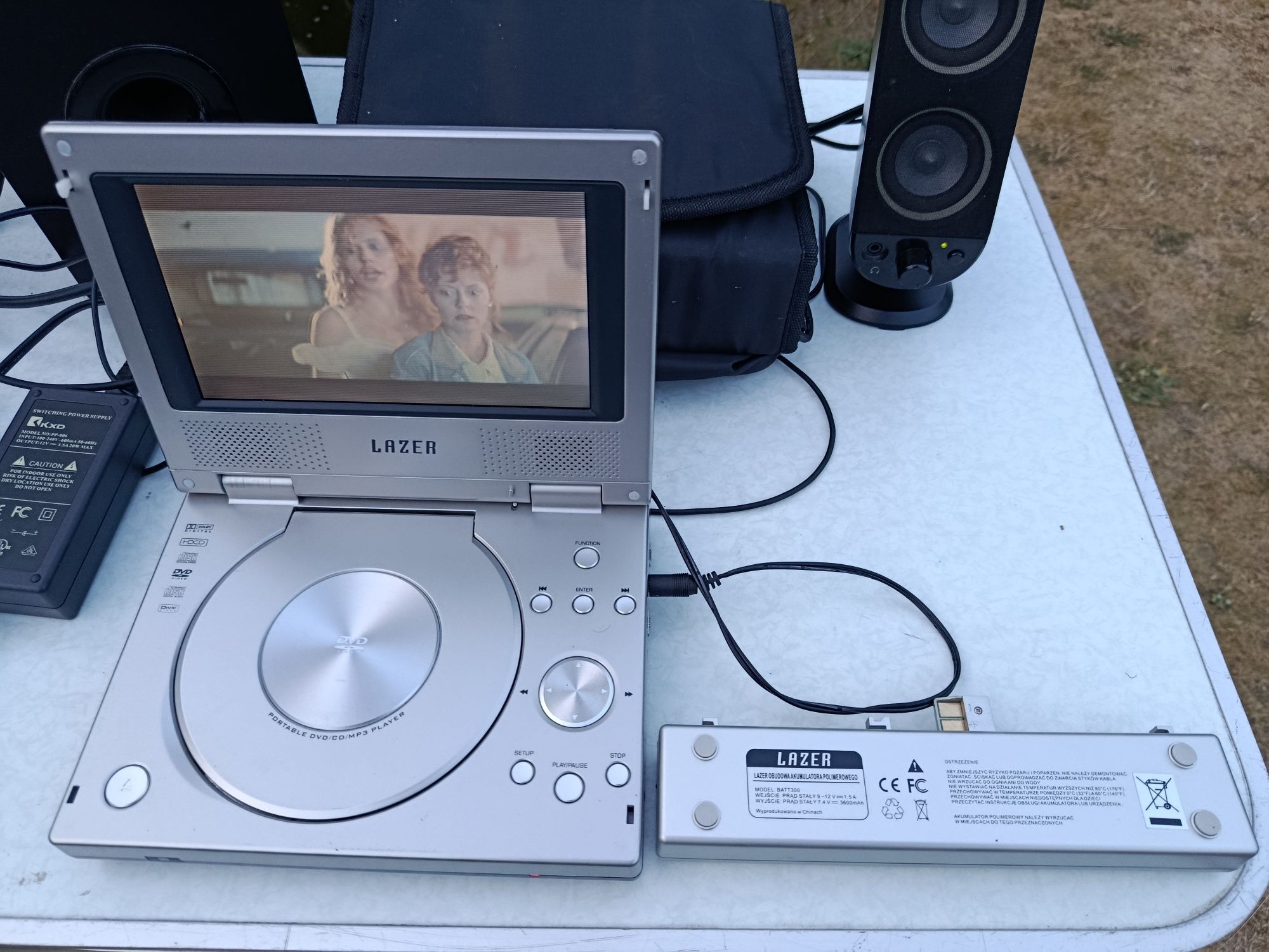 LAZER DVD przenośne z baterią, zasilaczem i pilotem.