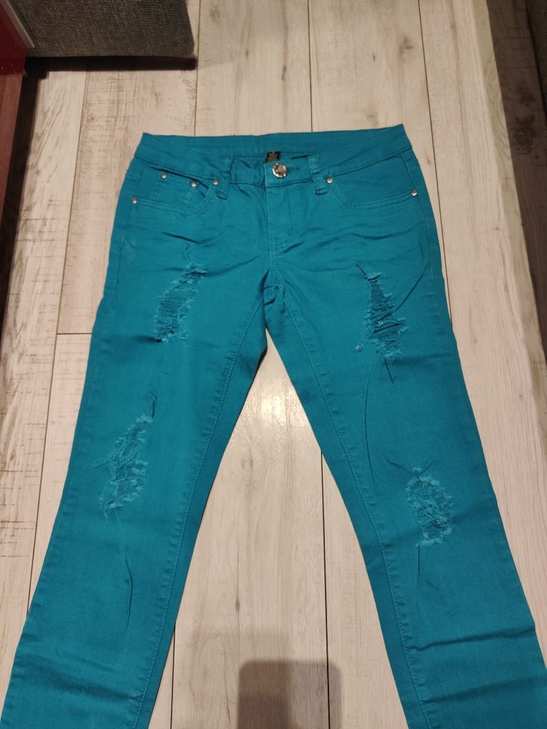Spodnie jeansy rurki turkusowe z niskim stanem z rozdarciami roz. S 36