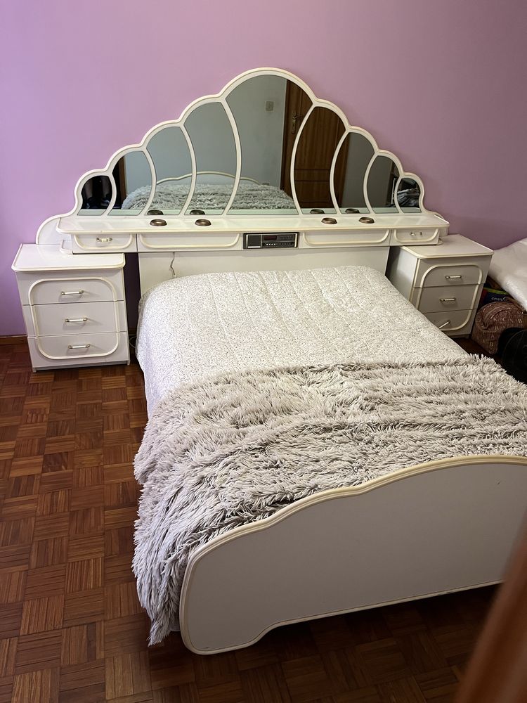 Cama vintage branca c/ radio e iluminação incorporada +mesas cabeceira