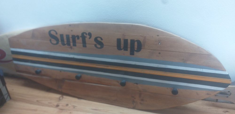 Cabide a imitar prancha de surf em madeira