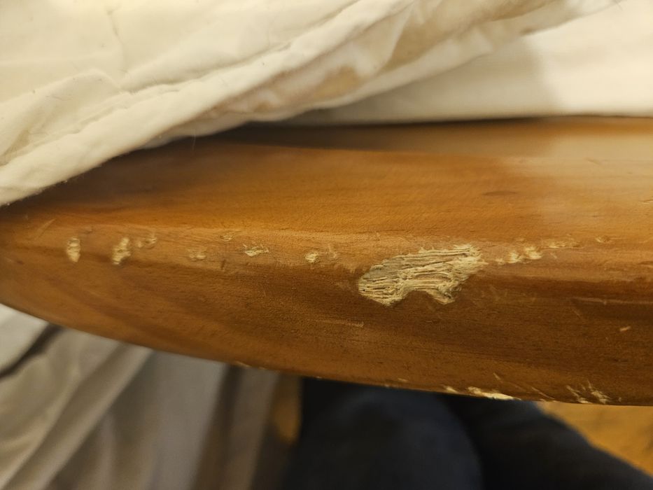 Cama de madeira cerejeira com  3 anos