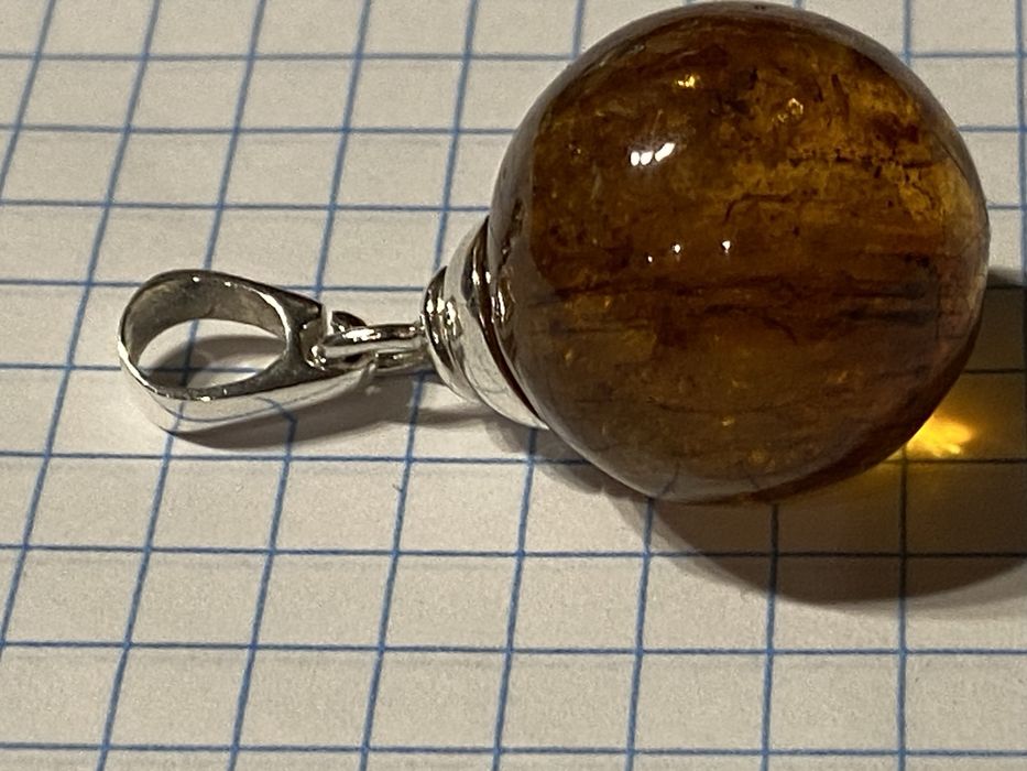Wisiorek z bursztynu , kula