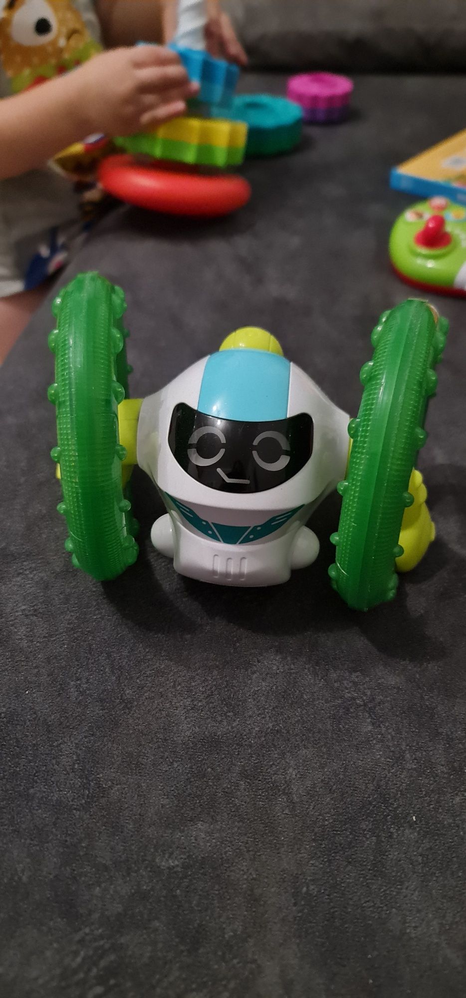 Zabawka robot raczkowanie chodzenie