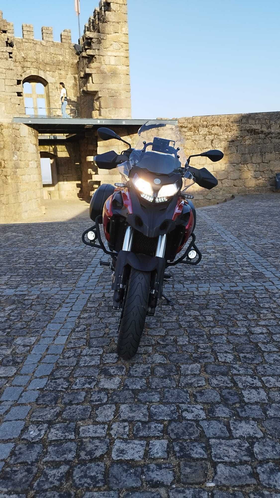 Benelli TRK 502 vermelha