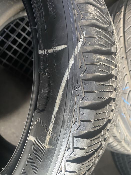 Opony zimowe para 235/45R17 Goodyear Ultragrip 8 97V 14r.6.2mm