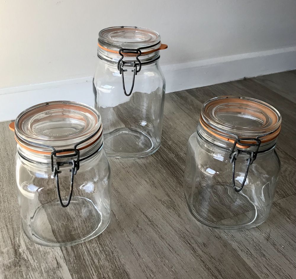 Conjunto de três recipientes de vidro