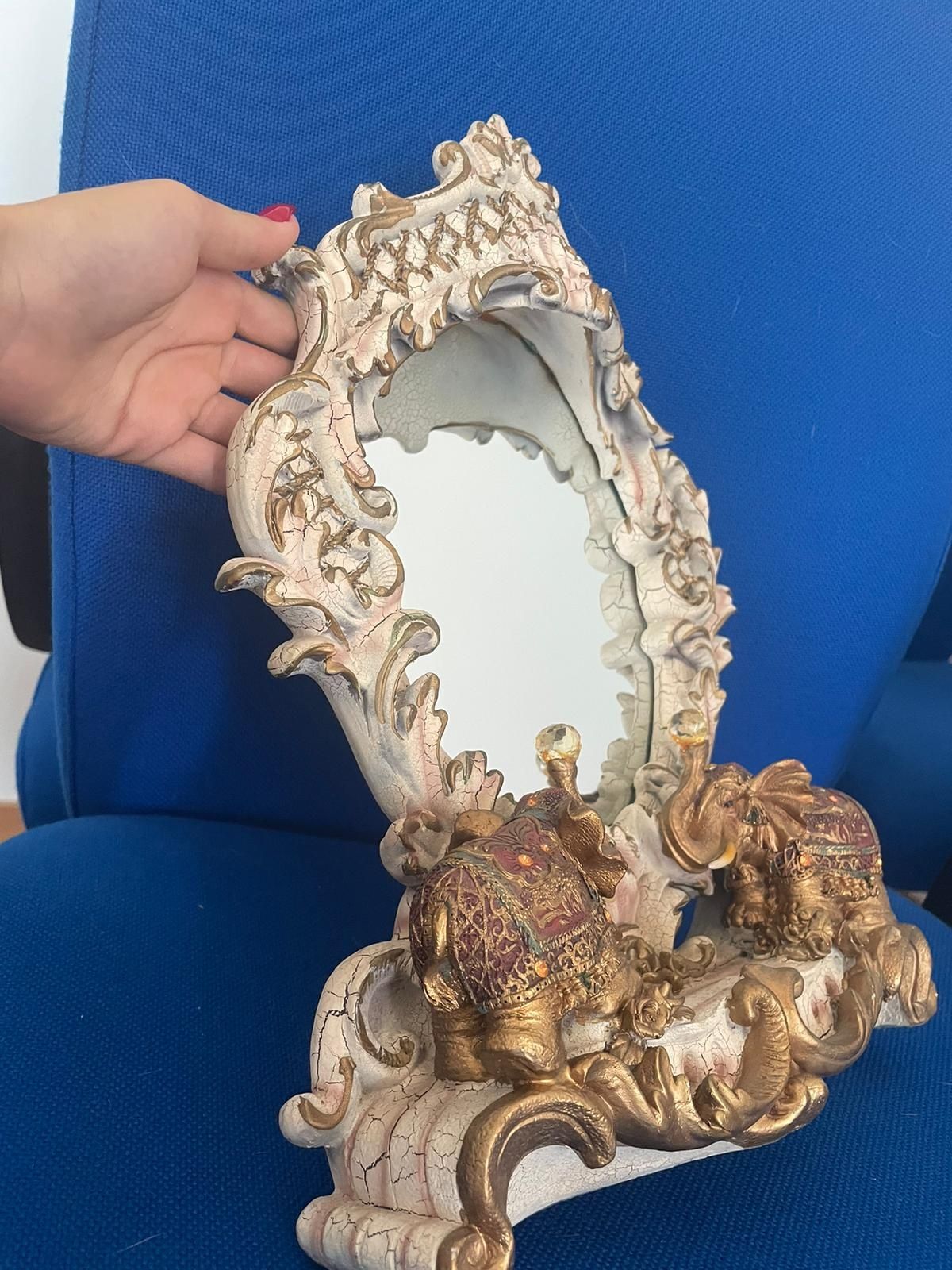 Espelho dourado com elefantes