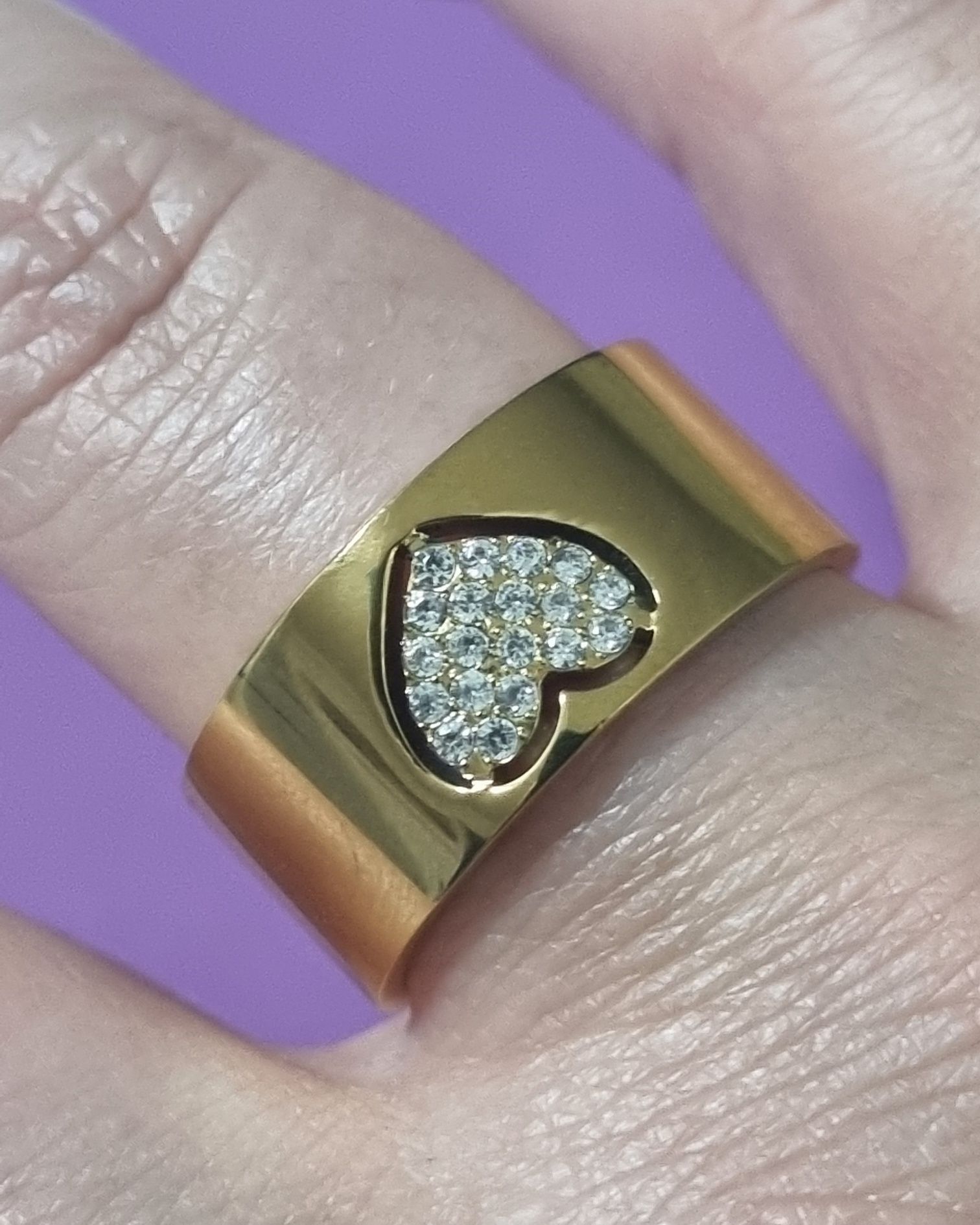 Anel dourado, em aço, com coração cheio de zirconias. T19