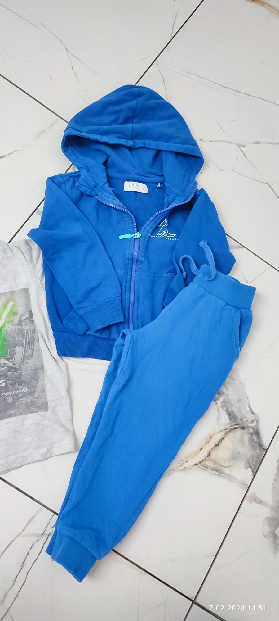 Komplet ubranek chłopięcych 110 spodnie dresowe bluza niebieska dino