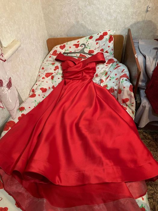 Сукня на вечір або випускний